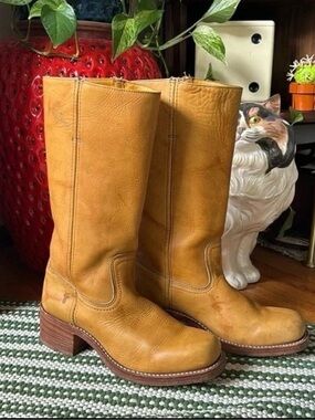 ISO - Looking to BUY modern or vintage FRYE CAMPUS boots! Sizes 6-8 Women’s. 🍂